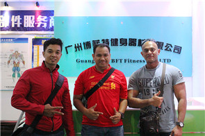 馬來西亞客戶來我們公司采購商用健身器材