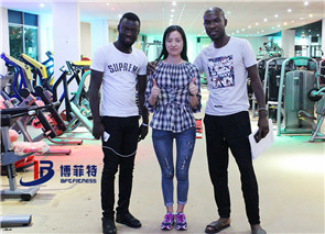 加納客戶來我們公司采購健身房健身器材