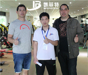 新西蘭健身房來我們公司進口商用健身器材