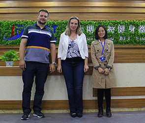 巴西客戶來(lái)中國(guó)進(jìn)口博菲特商用健身房器材