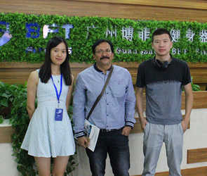 印度客戶來(lái)中國(guó)博菲特健身器材有限公司采購(gòu)商用健身器材