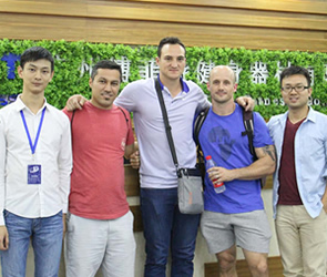 南非客戶來中國進(jìn)口博菲特品牌健身房器材