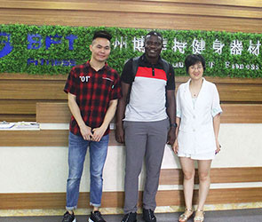 加納老客戶來博菲特采購健身房器材