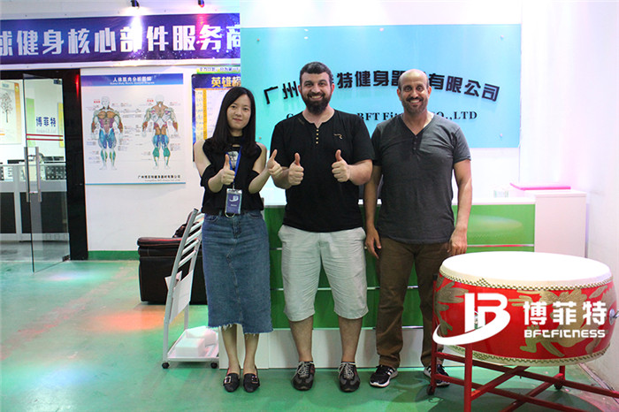 沙特客戶來博菲特購買健身房器材，產(chǎn)品囊括有氧系列的跑步機，動感單車，健身車