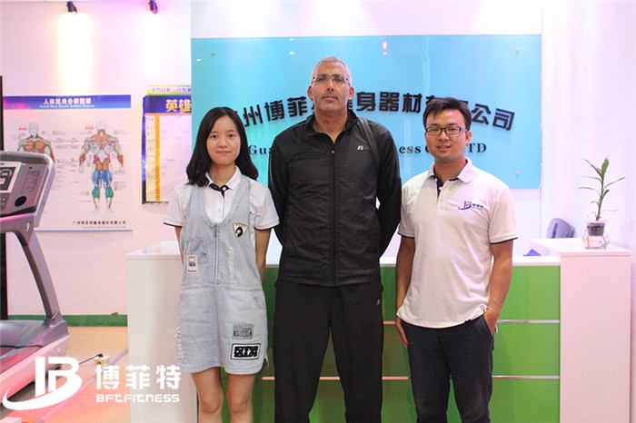 摩洛哥客戶來博菲特購買健身房器材，產(chǎn)品囊括有氧系列的跑步機，動感單車，健身車