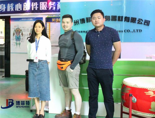 香港客戶來博菲特購買健身房器材