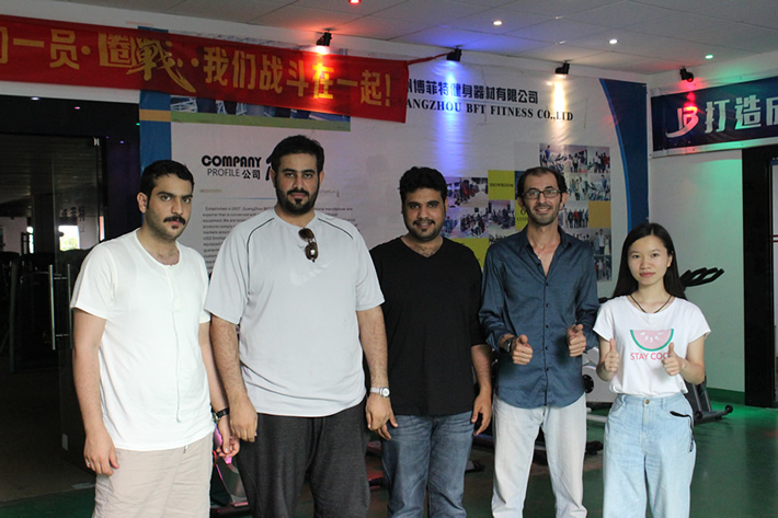 沙特客戶來中國進(jìn)口商用健身房器材