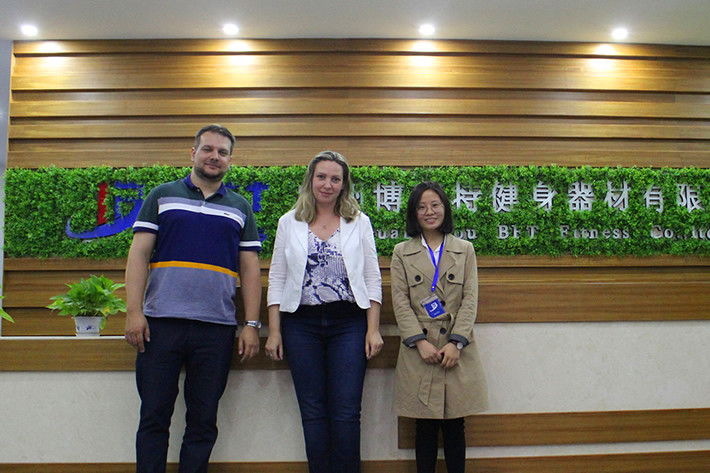 巴西客戶來中國進(jìn)口博菲特商用健身房器材