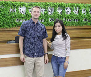 客戶來(lái)廣州找到博菲特健身器材有限公司采購(gòu)進(jìn)口健身器械