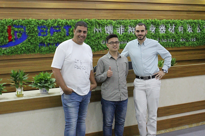 以色列客戶來博菲特健身器材工廠采購商用健身器械