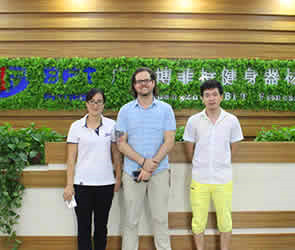 迪拜客戶來中國進口采購博菲特商用健身房器械