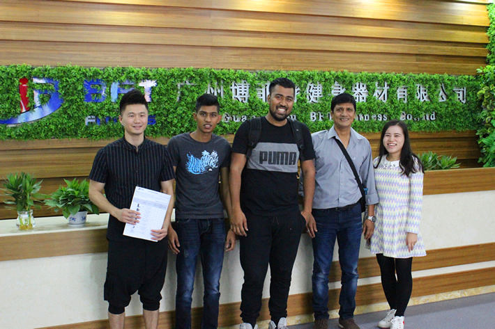 毛里求斯客戶來(lái)中國(guó)采購(gòu)健身房器材