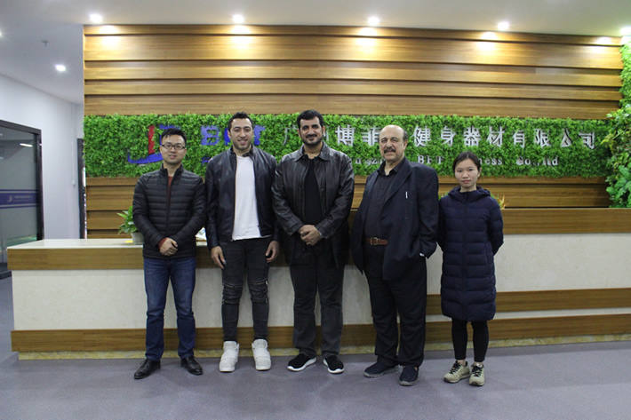 埃及客戶來(lái)中國(guó)采購(gòu)健身房器材