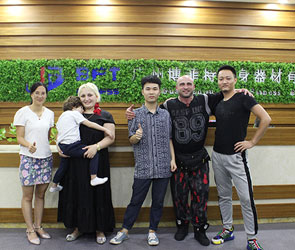 澳大利亞客戶來中國找智能跑步機(jī)生產(chǎn)廠家