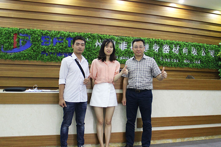 越南客戶來中國(guó)采購健身器材