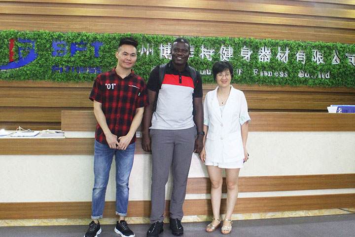 加納客戶采購(gòu)中國(guó)健身器材