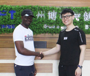 喀麥隆客戶來中國找健身器材生產(chǎn)廠家