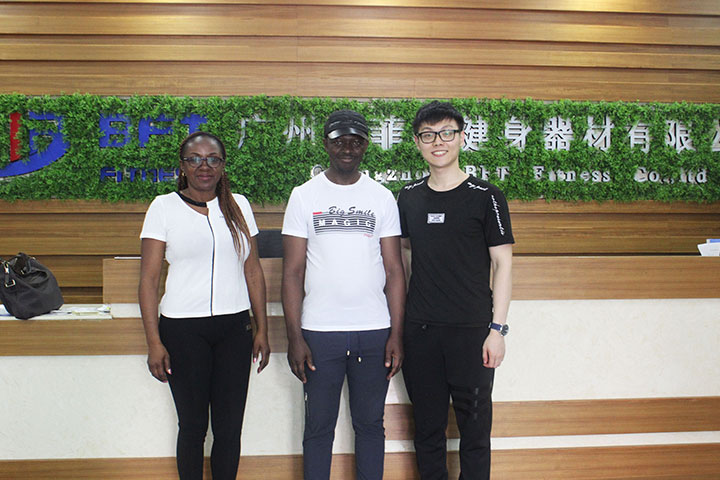 喀麥隆客戶采購(gòu)健身器材