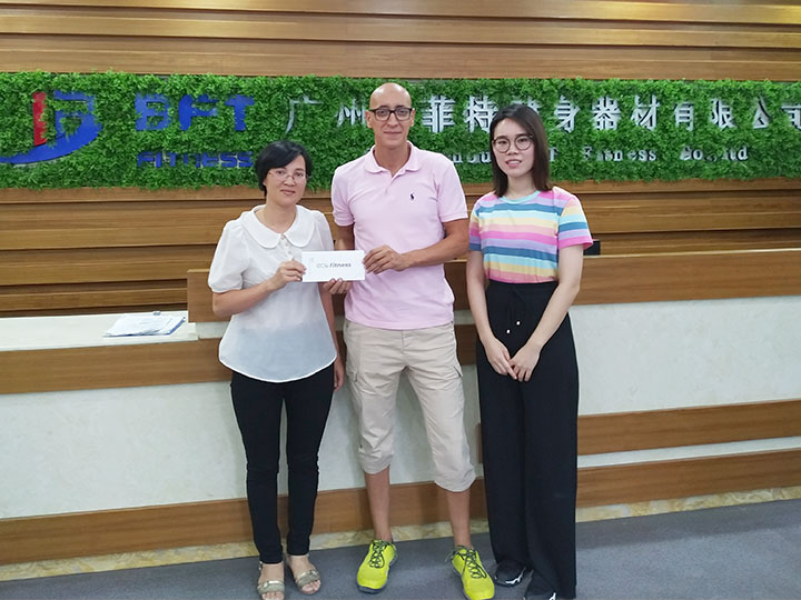 沙特客戶來中國采購健身器材