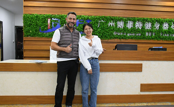 美國客戶來中國采購健身器材