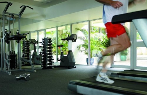 別在跑步機(jī)上一邊跑步一邊看電視